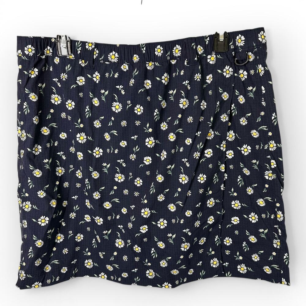 Duluth Trading Co Navy Floral Daisy Skort